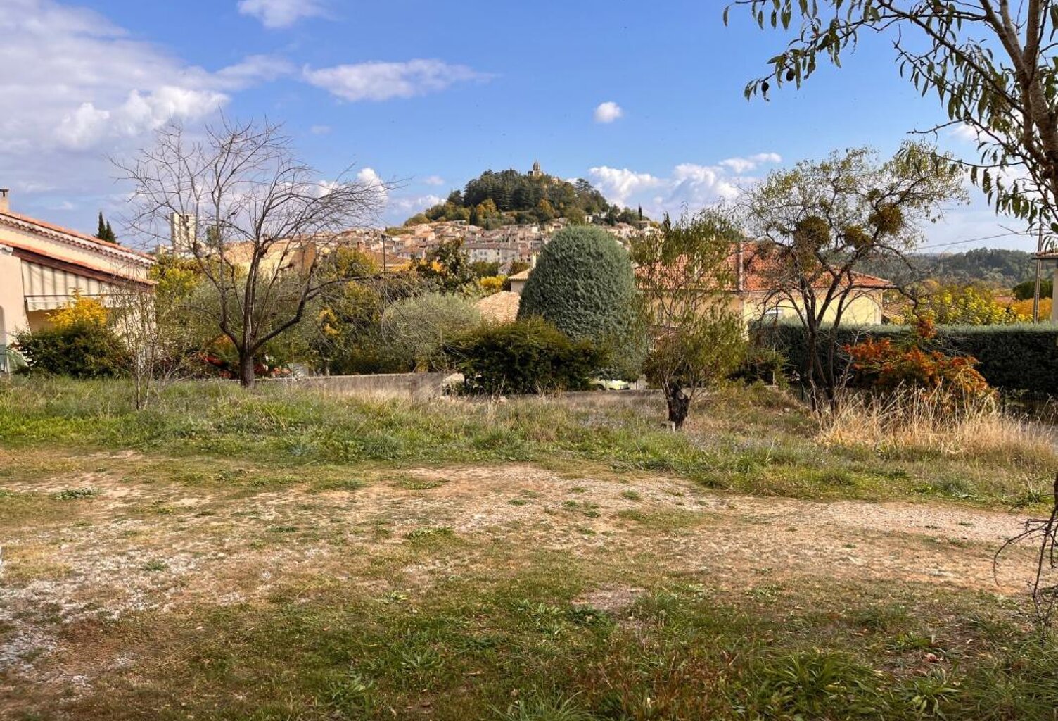 Terrain constructible à Forcalquier 758 m² — photo 1
