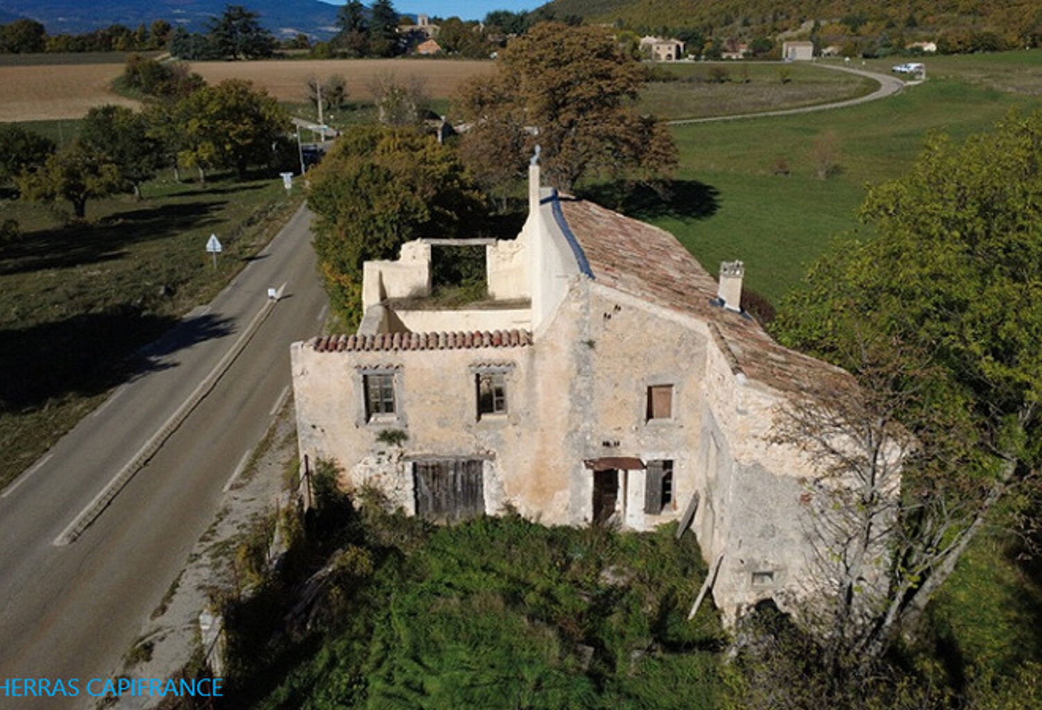 Ensemble immobilier à rénover - Fort potentiel d'exploitation commerciale ou touristique au Pays de Sault — photo 1