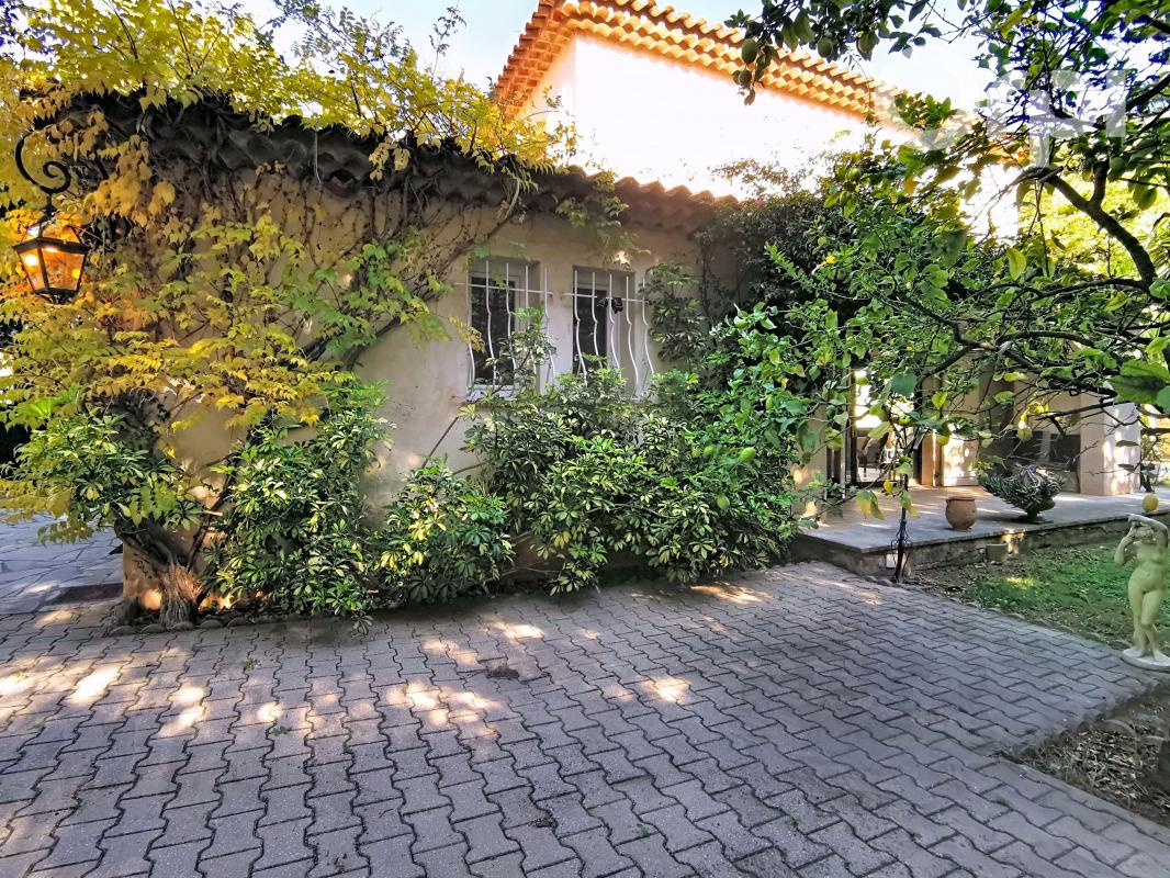 À vendre superbe maison familiale T6 avec garage et terrain piscinable, proche commodités et écoles à pied 