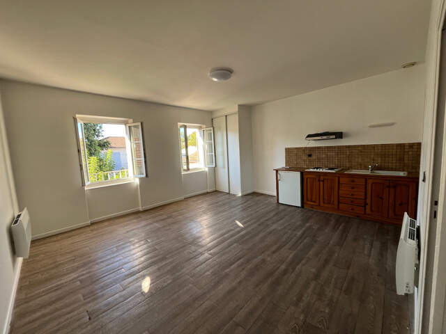 Villeneuve sur Lot, rive gauche, appartement T1 bis de 33,84 m²  situé au 1er étage d'un immeuble tranquille de 6 appartements. Vue sur le jardin collectif de l'immeuble à l'arrière = tranquillité assurée. Séjour avec coin cuisine, salle d'eau récente ave — photo du bien