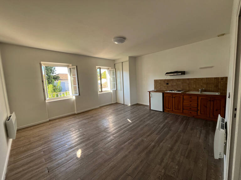Villeneuve sur Lot, rive gauche, appartement T1 bis de 33,84 m²  situé au 1er étage d'un immeuble tranquille de 6 appartements. Vue sur le jardin collectif de l'immeuble à l'arrière = tranquillité assurée. Séjour avec coin cuisine, salle d'eau récente ave — photo 1