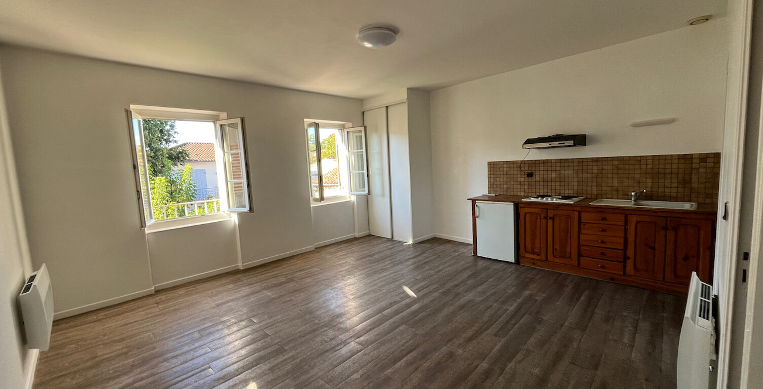 Villeneuve sur Lot, rive gauche, appartement T1 bis de 33,84 m²  situé au 1er étage d'un immeuble tranquille de 6 appartements. Vue sur le jardin collectif de l'immeuble à l'arrière = tranquillité assurée. Séjour avec coin cuisine, salle d'eau récente ave — photo 1