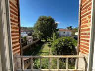Villeneuve sur Lot, rive gauche, appartement T1 bis de 33,84 m²  situé au 1er étage d'un immeuble tranquille de 6 appartements. Vue sur le jardin collectif de l'immeuble à l'arrière = tranquillité assurée. Séjour avec coin cuisine, salle d'eau récente ave — photo 2