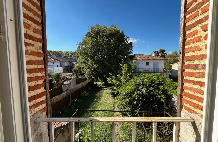 Villeneuve sur Lot, rive gauche, appartement T1 bis de 33,84 m²  situé au 1er étage d'un immeuble tranquille de 6 appartements. Vue sur le jardin collectif de l'immeuble à l'arrière = tranquillité assurée. Séjour avec coin cuisine, salle d'eau récente ave — photo 2