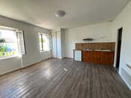 Villeneuve sur Lot, rive gauche, appartement T1 bis de 33,84 m²  situé au 1er étage d'un immeuble tranquille de 6 appartements. Vue sur le jardin collectif de l'immeuble à l'arrière = tranquillité assurée. Séjour avec coin cuisine, salle d'eau récente ave — photo 3
