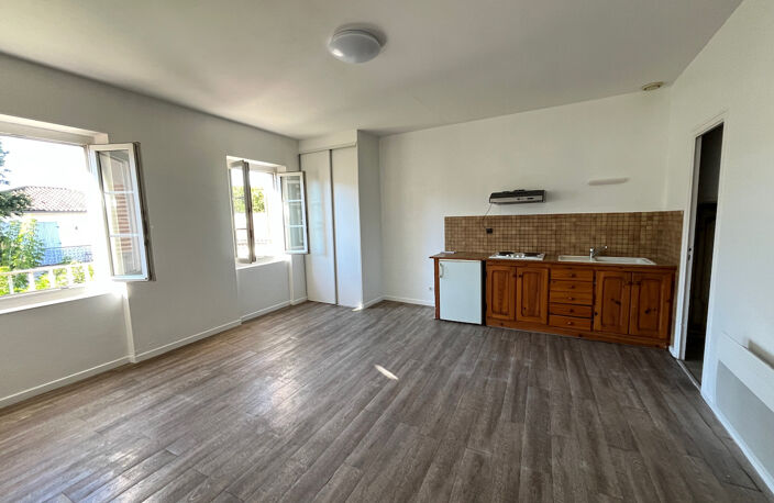 Villeneuve sur Lot, rive gauche, appartement T1 bis de 33,84 m²  situé au 1er étage d'un immeuble tranquille de 6 appartements. Vue sur le jardin collectif de l'immeuble à l'arrière = tranquillité assurée. Séjour avec coin cuisine, salle d'eau récente ave — photo 3