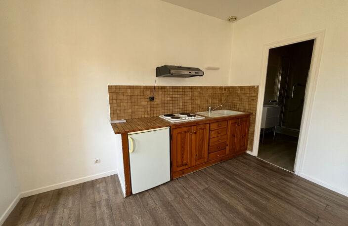 Villeneuve sur Lot, rive gauche, appartement T1 bis de 33,84 m²  situé au 1er étage d'un immeuble tranquille de 6 appartements. Vue sur le jardin collectif de l'immeuble à l'arrière = tranquillité assurée. Séjour avec coin cuisine, salle d'eau récente ave — photo 4