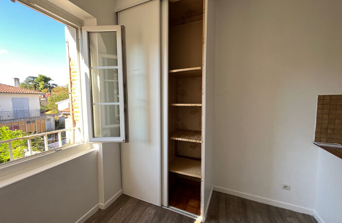 Villeneuve sur Lot, rive gauche, appartement T1 bis de 33,84 m²  situé au 1er étage d'un immeuble tranquille de 6 appartements. Vue sur le jardin collectif de l'immeuble à l'arrière = tranquillité assurée. Séjour avec coin cuisine, salle d'eau récente ave — photo 5