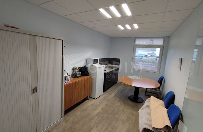 AUXERRE - 55 AV JEAN MERMOZ - LOCAL COMMERCIAL DE 112M² - 7 PARKINGS — photo 3