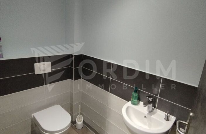AUXERRE - 55 AV JEAN MERMOZ - LOCAL COMMERCIAL DE 112M² - 7 PARKINGS — photo 4
