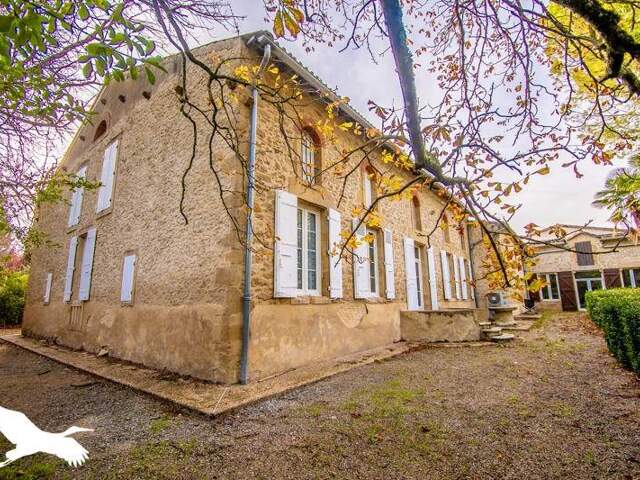 Maison en pierre de 8 pièces principales — photo du bien