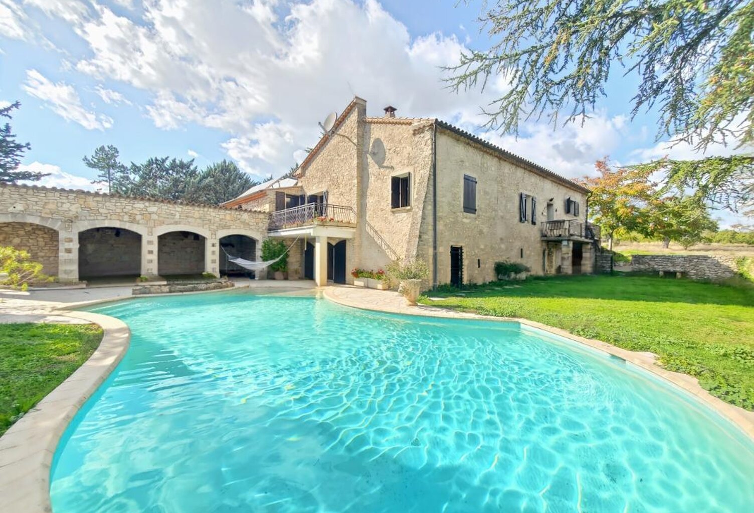 Proche Forcalquier, Propriété de 231 m² sur 20 hectares de terrain — photo 1