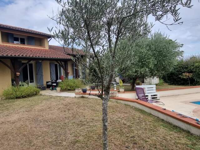 Maison spacieuse avec piscine à Saramon — photo du bien