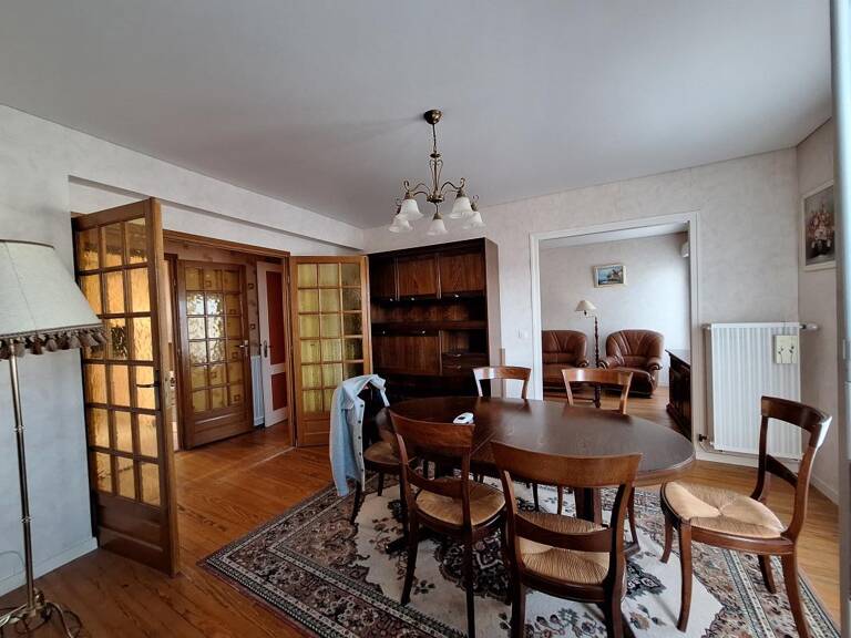 ✨ Appartement lumineux de 81 m² en plein cœur de Royan 🌊 Idéalement situé au centre-ville, au cœur des commerces, animations et activités, ce bien offre un excellent rapport surface / investissement 💼🏡 — photo 1