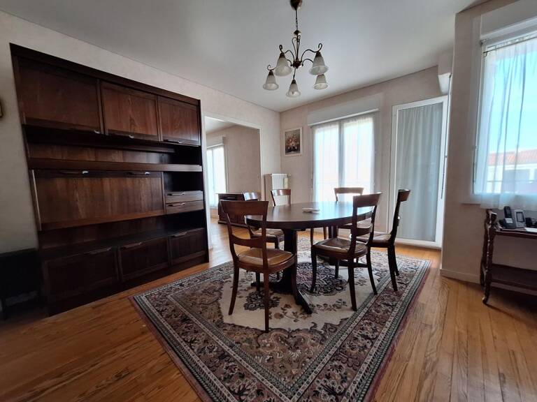 ✨ Appartement lumineux de 81 m² en plein cœur de Royan 🌊 Idéalement situé au centre-ville, au cœur des commerces, animations et activités, ce bien offre un excellent rapport surface / investissement 💼🏡 — photo 1