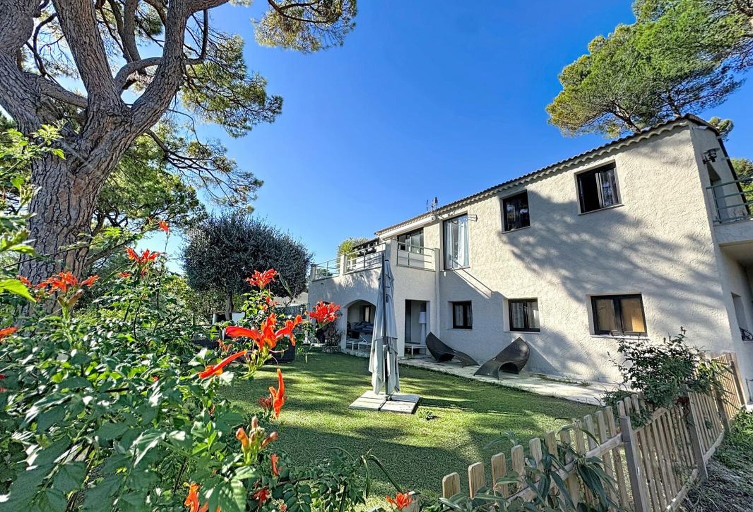 Idéale pour grande famille Cette maison se compose de deux appartements reliés par un escalier intérieur, permettant de profiter à la fois de deux espaces indépendants et d’une vraie vie de famille sous le même toit — photo 1