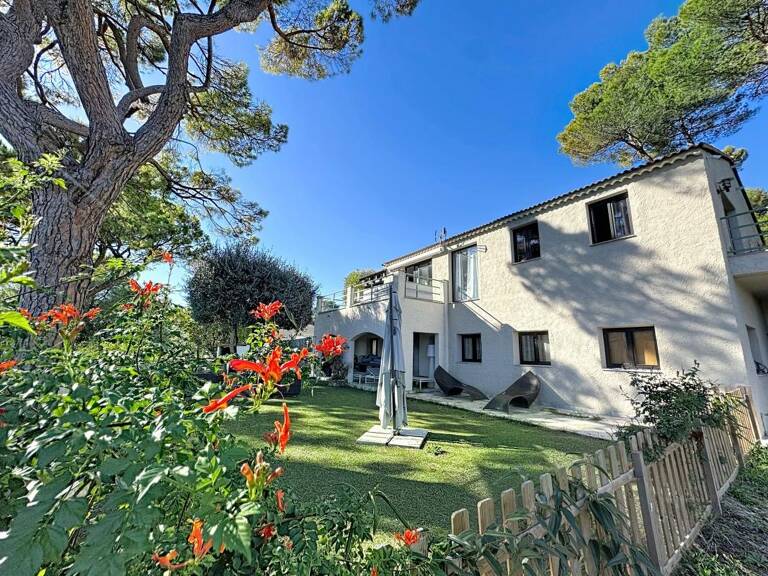 Idéale pour grande famille Cette maison se compose de deux appartements reliés par un escalier intérieur, permettant de profiter à la fois de deux espaces indépendants et d’une vraie vie de famille sous le même toit — photo 1
