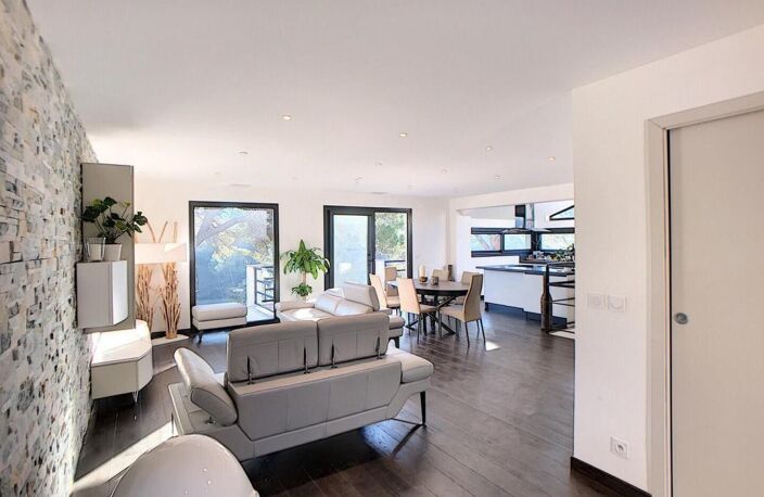 Idéale pour grande famille Cette maison se compose de deux appartements reliés par un escalier intérieur, permettant de profiter à la fois de deux espaces indépendants et d’une vraie vie de famille sous le même toit — photo 3
