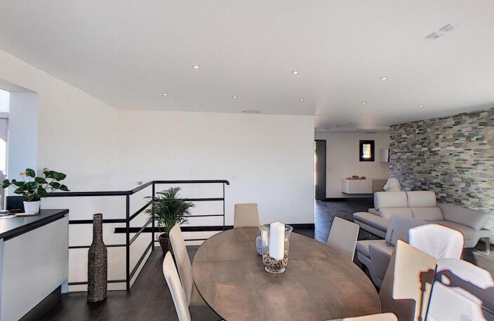Idéale pour grande famille Cette maison se compose de deux appartements reliés par un escalier intérieur, permettant de profiter à la fois de deux espaces indépendants et d’une vraie vie de famille sous le même toit — photo 4