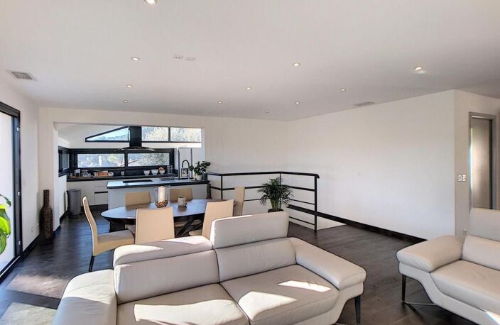 Idéale pour grande famille Cette maison se compose de deux appartements reliés par un escalier intérieur, permettant de profiter à la fois de deux espaces indépendants et d’une vraie vie de famille sous le même toit — photo 5