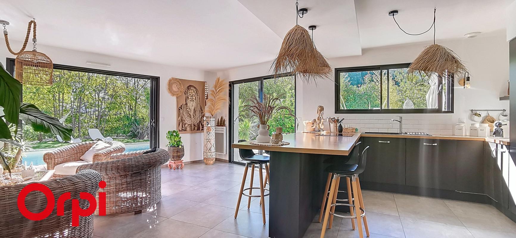 A vendre à proximité du coeur du village de La Cadière d'Aur maison contemporaine avec piscine