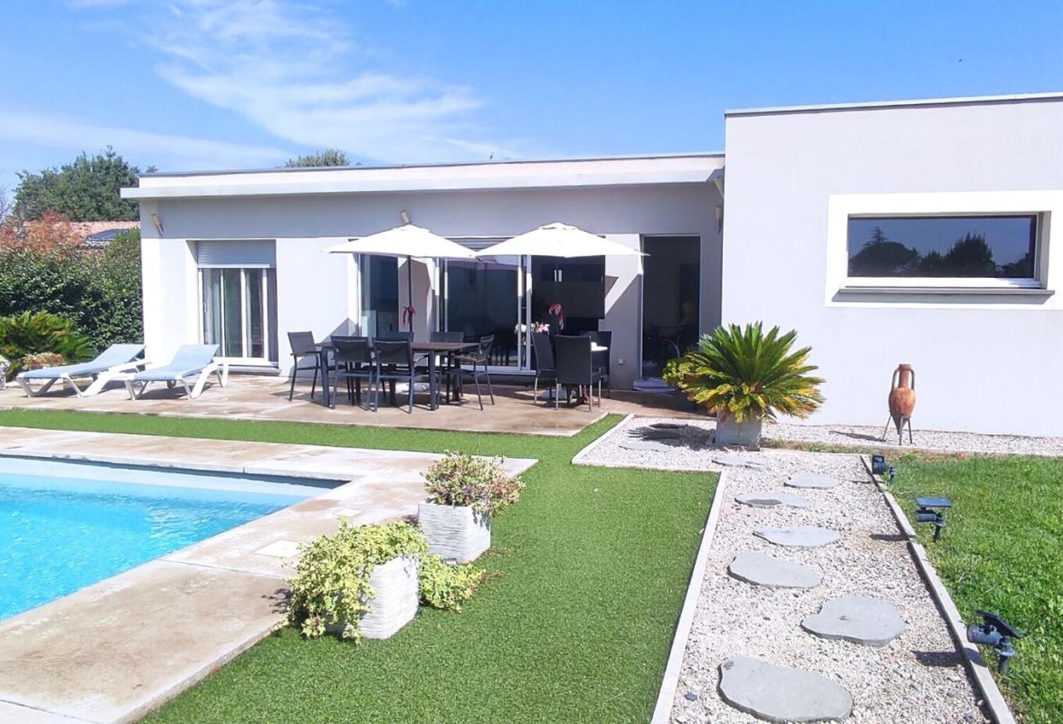 Maison Moderne avec maisonnette et piscine — photo 1
