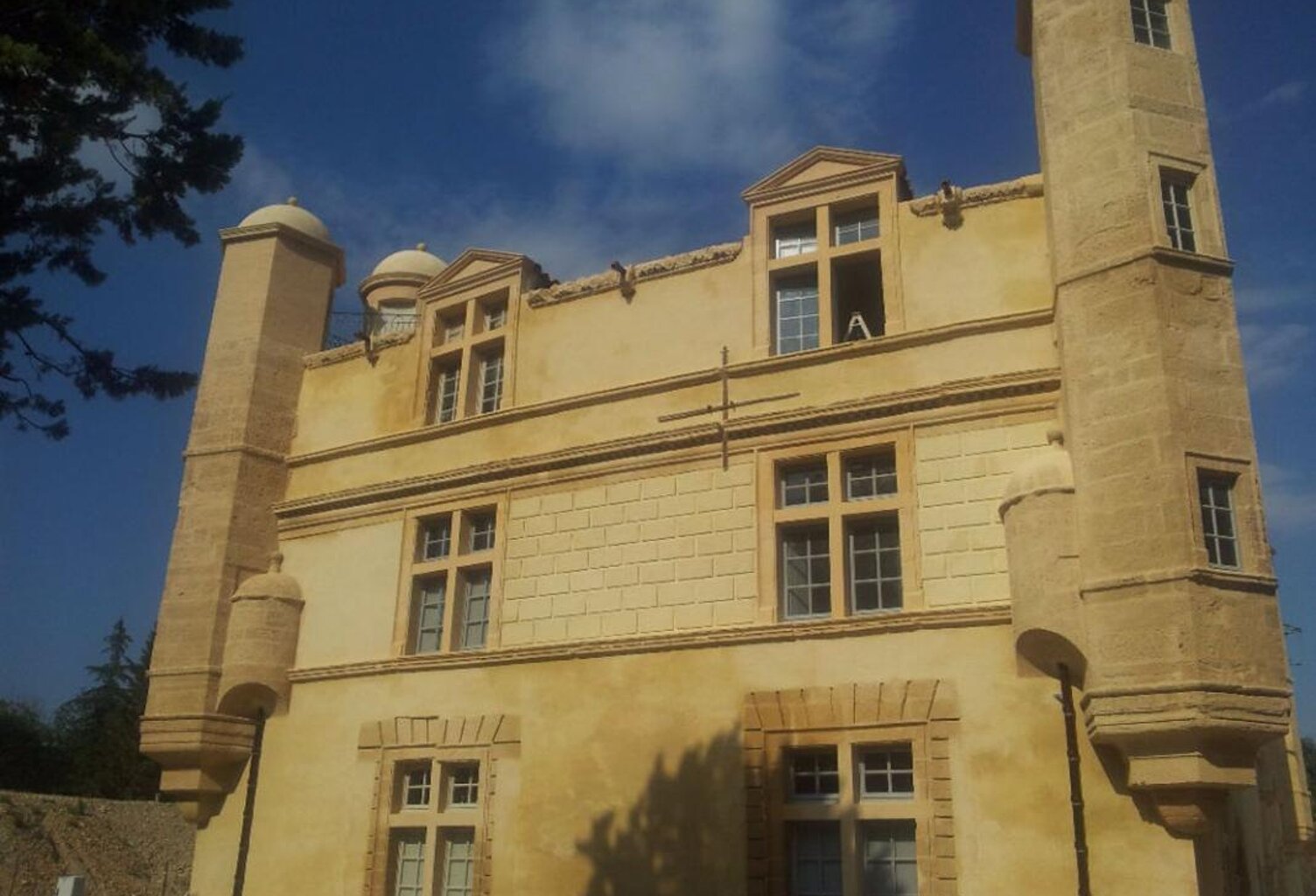 Secteur Pont du Gard, dans château classé, appartement duplex de standing  avec place de parking — photo 1