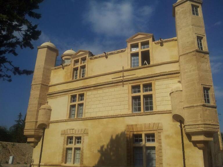 Secteur Pont du Gard, dans château classé, appartement duplex de standing  avec place de parking — photo 1