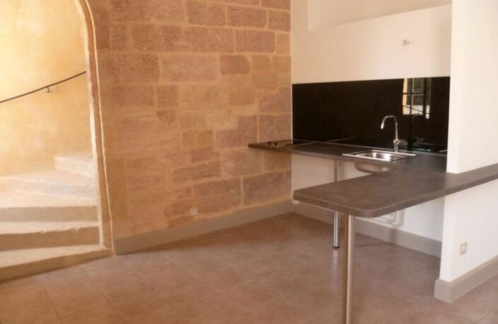 Secteur Pont du Gard, dans château classé, appartement duplex de standing  avec place de parking — photo 2