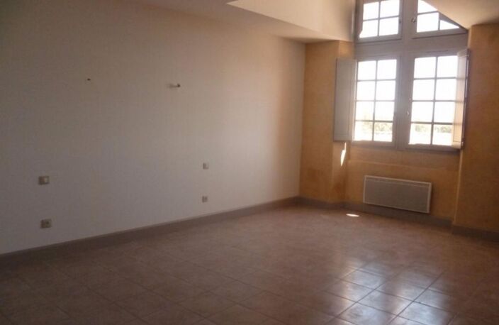 Secteur Pont du Gard, dans château classé, appartement duplex de standing  avec place de parking — photo 4