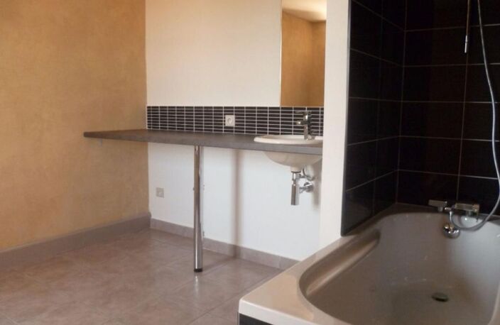 Secteur Pont du Gard, dans château classé, appartement duplex de standing  avec place de parking — photo 5