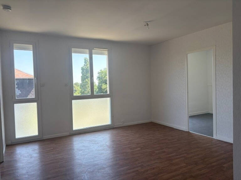 Leasing Appartement 2  pièces 50 m² La Châtre — photo 1