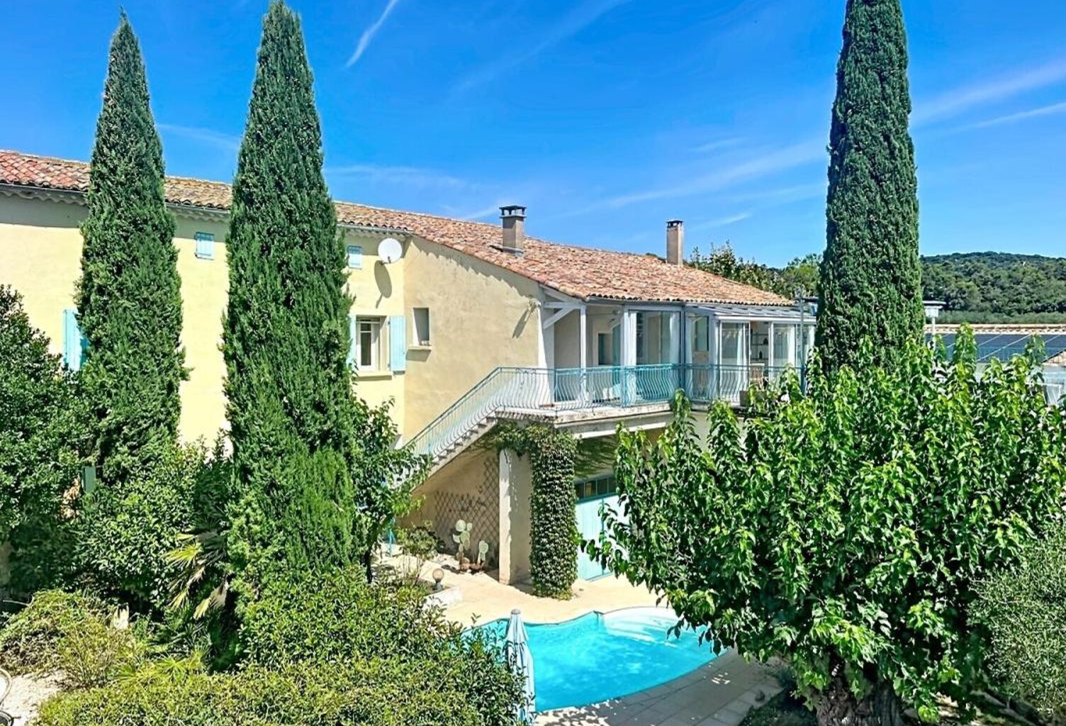 Propriété ancienne avec jardin, piscine, grand garage — photo 1