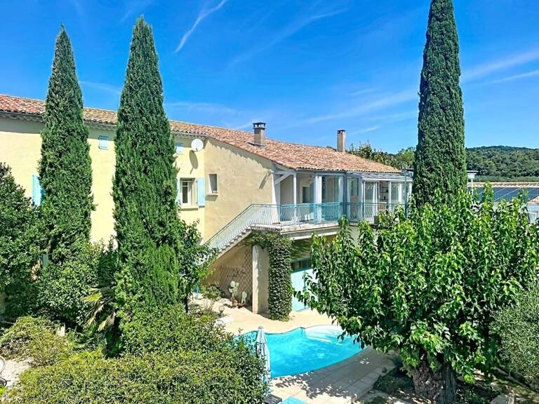 Propriété ancienne avec jardin, piscine, grand garage — photo 1