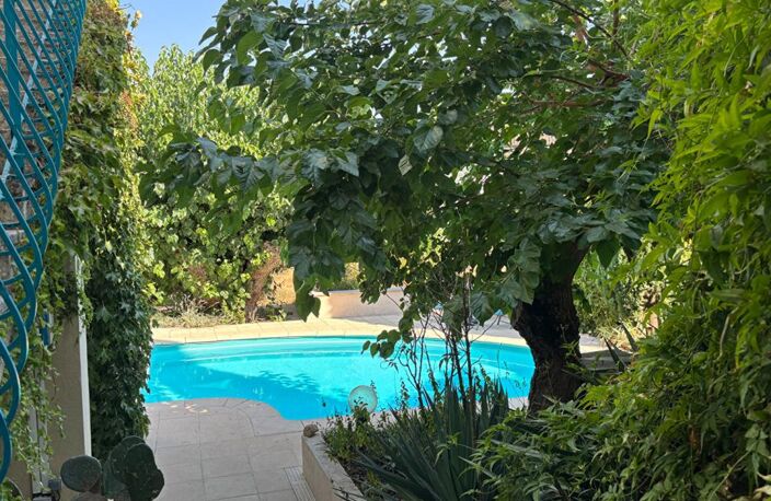 Propriété ancienne avec jardin, piscine, grand garage — photo 3