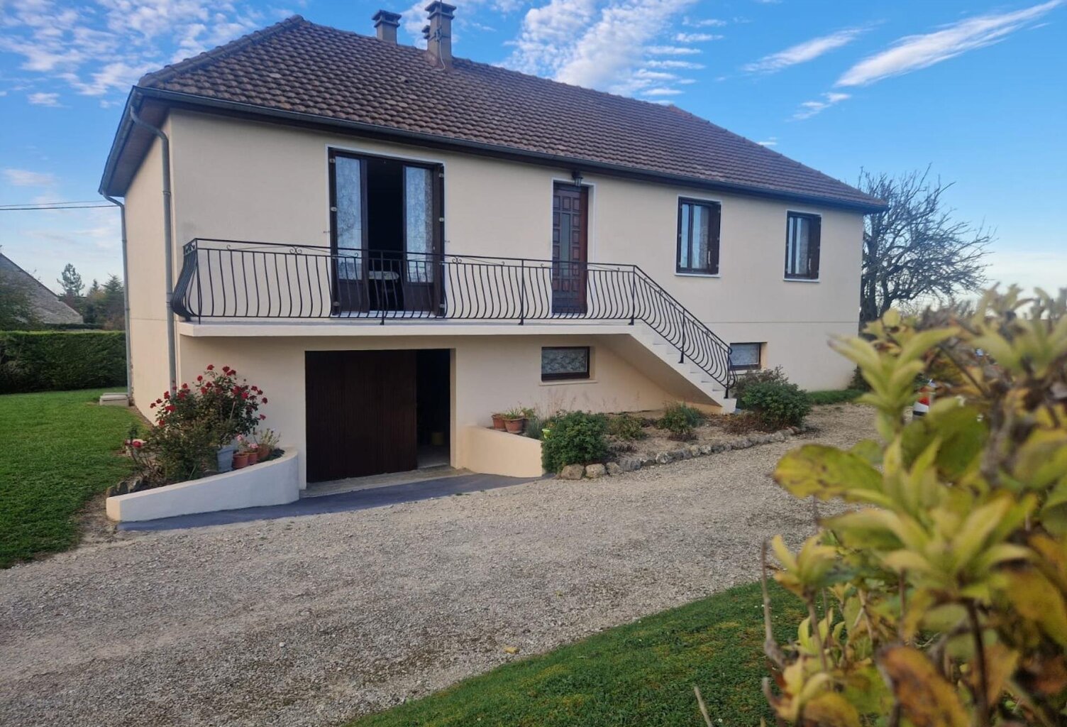 Belle maison avec sous-sol et terrain — photo 1
