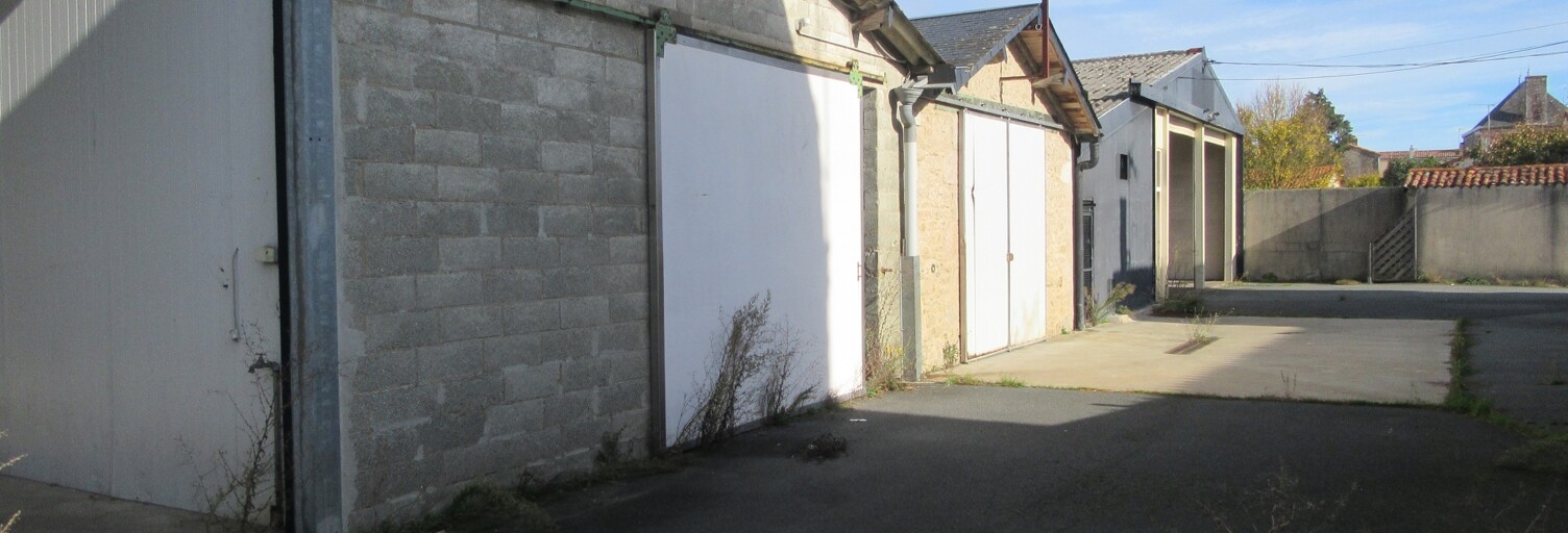 Immeuble  900 m² à vendre à Saint-Amand-sur-Sèvre (79700)