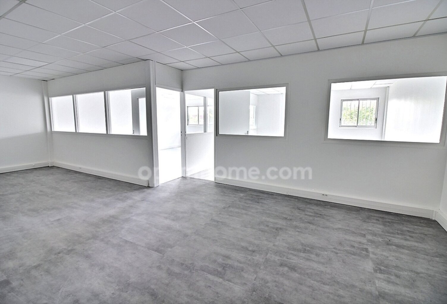 Bureau rénové de 77 m2 à vendre à Trappes au prix de 103000 euros TTC — photo 1