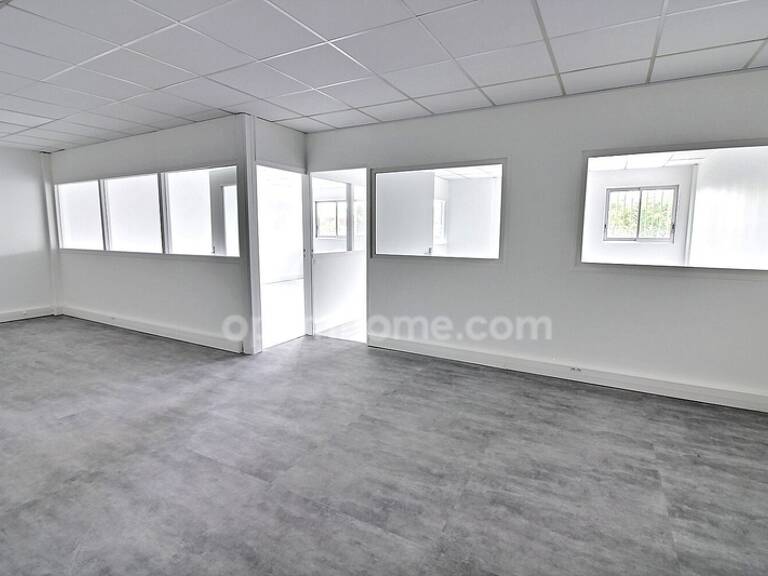 Bureau rénové de 77 m2 à vendre à Trappes au prix de 103000 euros TTC — photo 1