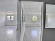 Bureau rénové de 77 m2 à vendre à Trappes au prix de 103000 euros TTC — photo 2