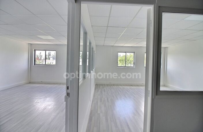 Bureau rénové de 77 m2 à vendre à Trappes au prix de 103000 euros TTC — photo 2