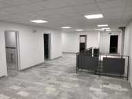 Bureau rénové de 77 m2 à vendre à Trappes au prix de 103000 euros TTC — photo 3
