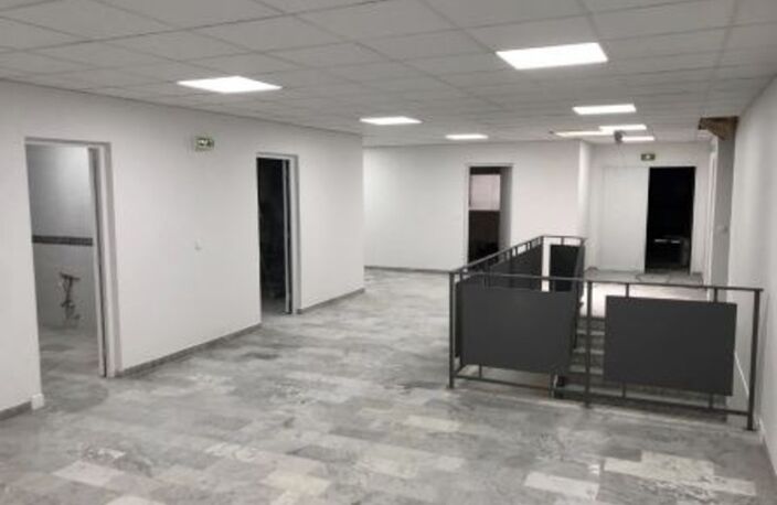 Bureau rénové de 77 m2 à vendre à Trappes au prix de 103000 euros TTC — photo 3