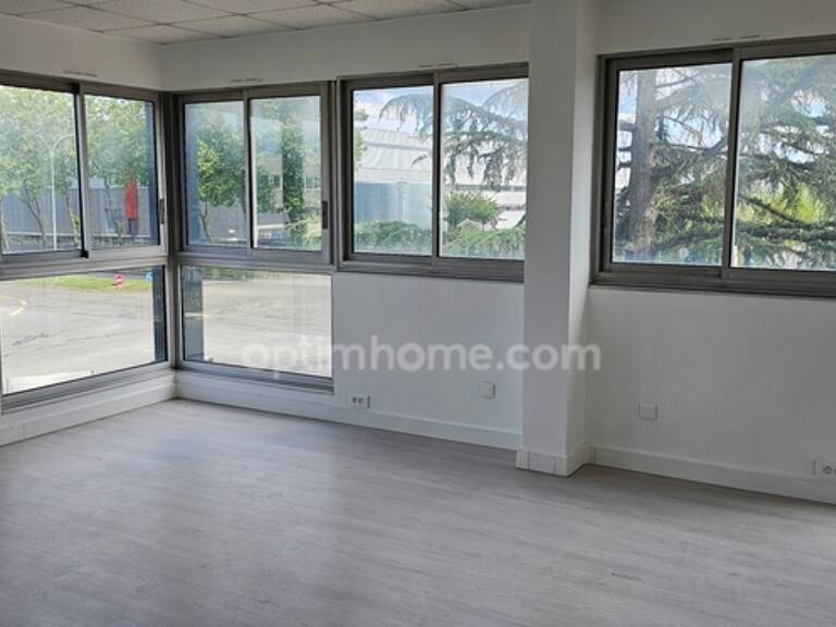 Bureau rénové de 97 m2 à vendre à Trappes au prix de 129000 euros TTC — photo 1