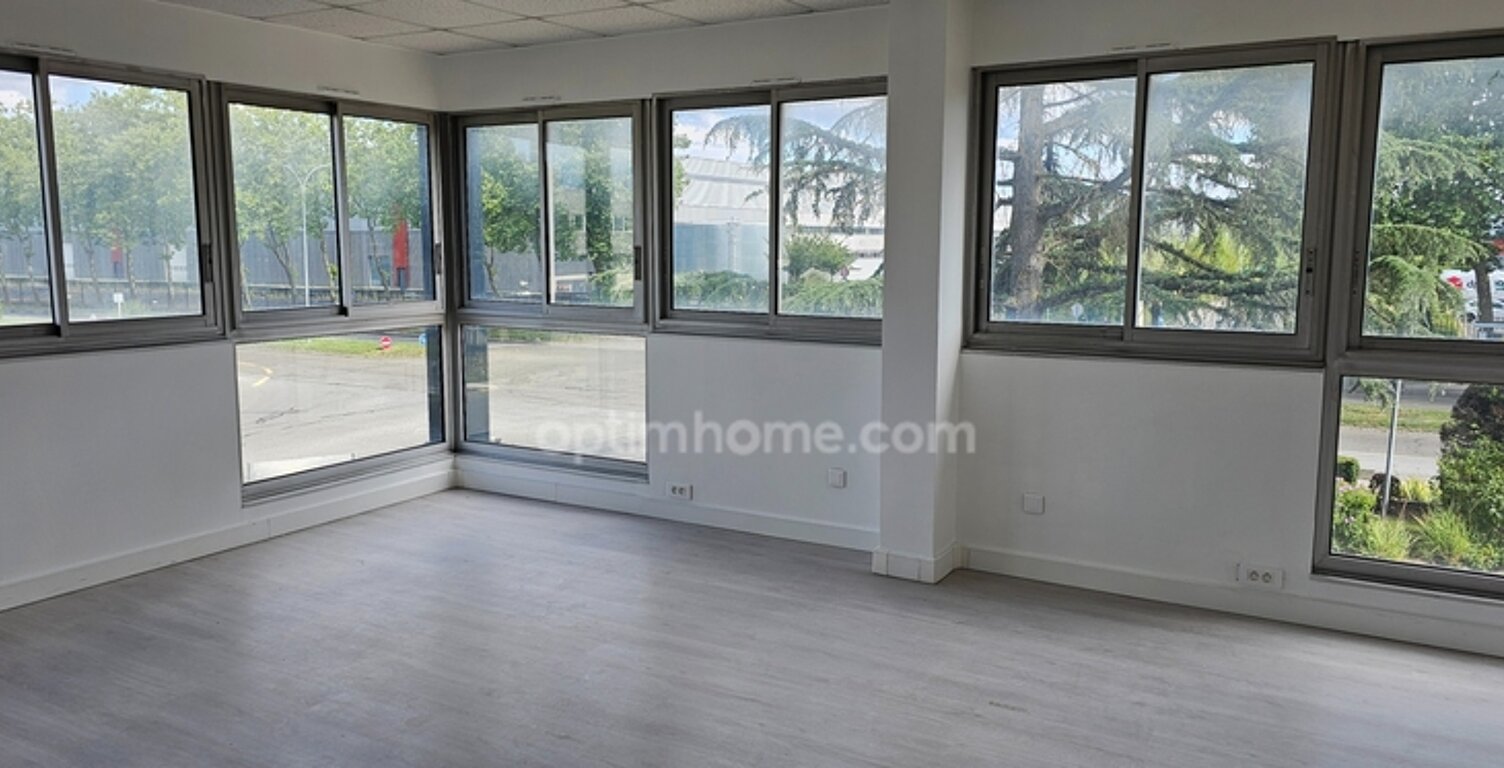 Bureau rénové de 97 m2 à vendre à Trappes au prix de 129000 euros TTC — photo 1