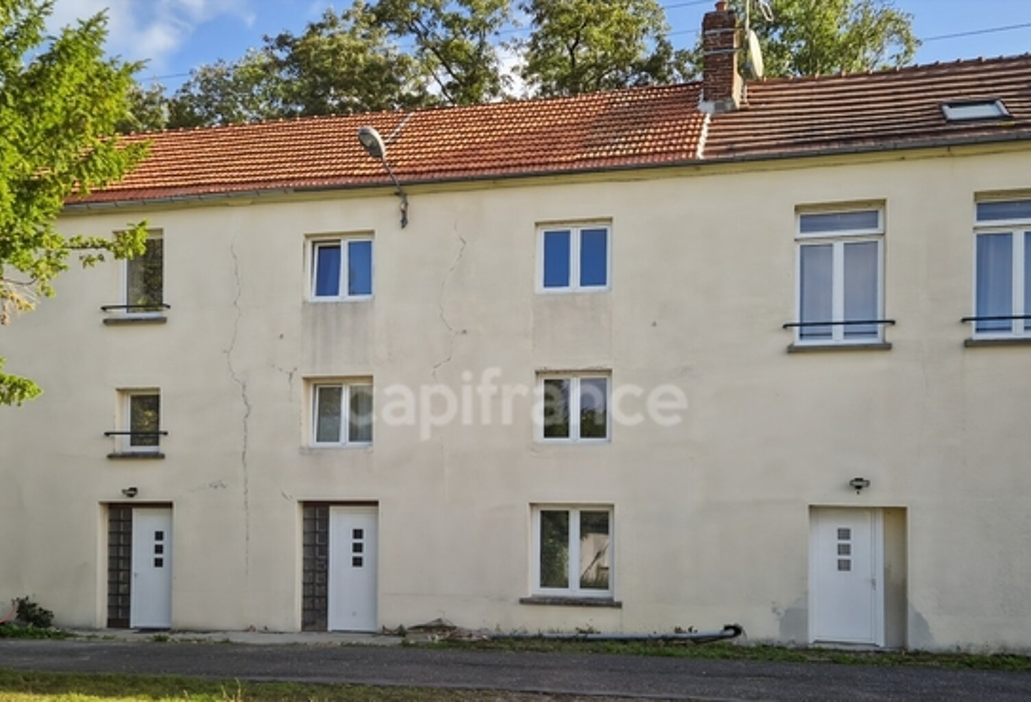 Grande bâtisse de 14 pièces – 262 m² habitables (répartie en 3 logements) – Courtemont-Varennes (02) — photo 1