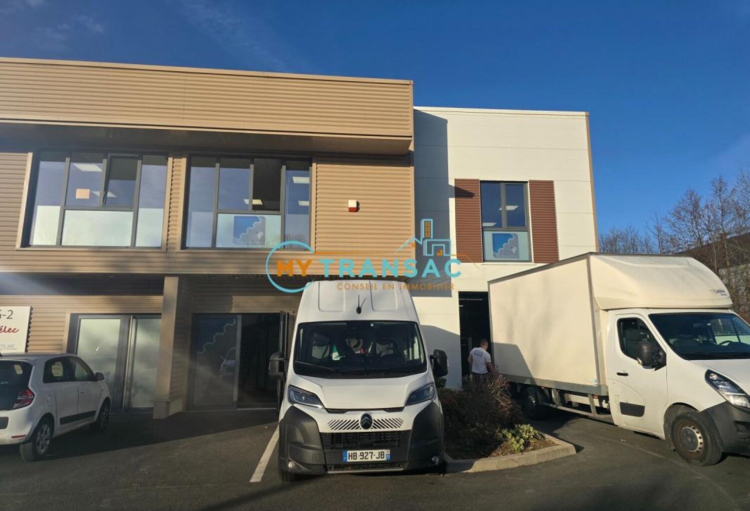 My Transac vous propose à la location un local d'activité et bureaux mixte de 221m² avec bureaux ultra lumineux et climatisation, à 10 min à pied du RER.. Accès par porte sectionnelle de plain pied et proche A4 — photo 1