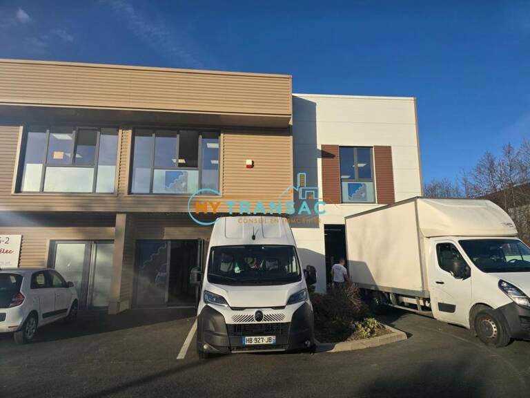 My Transac vous propose à la location un local d'activité et bureaux mixte de 221m² avec bureaux ultra lumineux et climatisation, à 10 min à pied du RER.. Accès par porte sectionnelle de plain pied et proche A4 — photo 1
