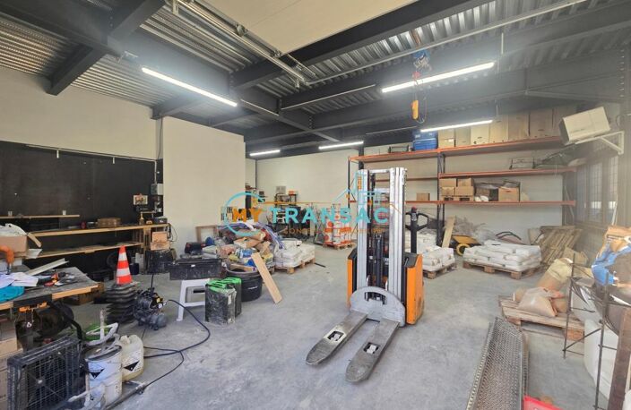 My Transac vous propose à la location un local d'activité et bureaux mixte de 221m² avec bureaux ultra lumineux et climatisation, à 10 min à pied du RER.. Accès par porte sectionnelle de plain pied et proche A4 — photo 3