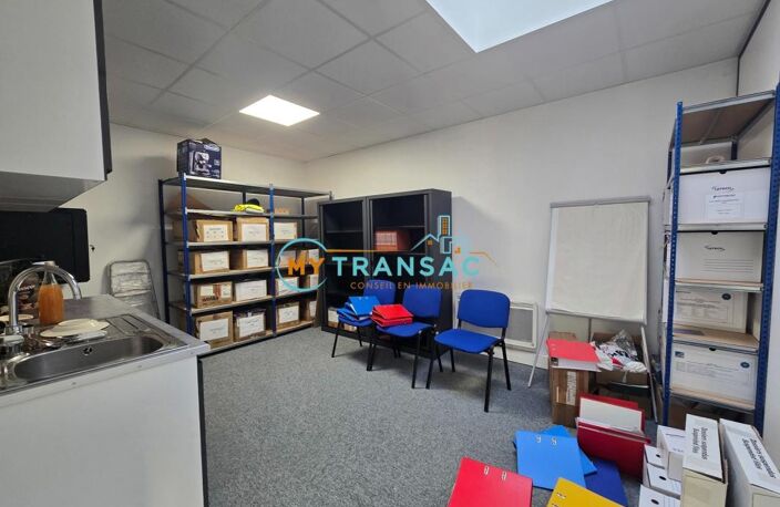 My Transac vous propose à la location un local d'activité et bureaux mixte de 221m² avec bureaux ultra lumineux et climatisation, à 10 min à pied du RER.. Accès par porte sectionnelle de plain pied et proche A4 — photo 4